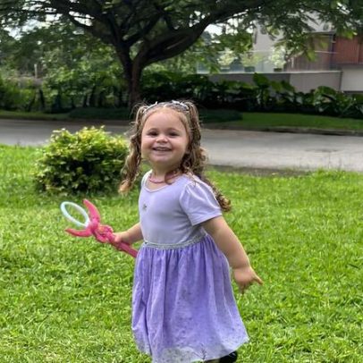 Viih Tube se emociona ao ver filha fazer cocô no vaso