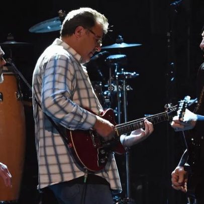 Vince Gill canta para Joe Walsh doente em show dos Eagles e é vaiado