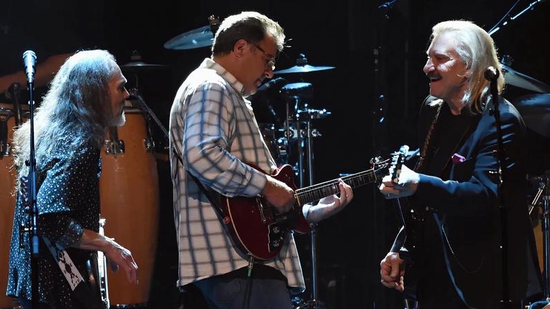 Vince Gill canta para Joe Walsh doente em show dos Eagles e é vaiado