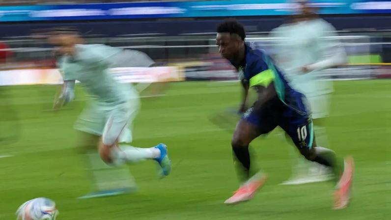 Vini Jr (#10) domina a bola durante o amistoso entre Brasil e França, no Gillette Stadium (Foto: Franck Fife/AFP)