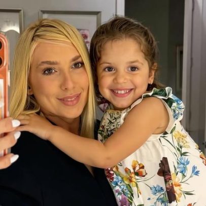 Virginia Fonseca posa com a filha Maria Flor em Orlando, EUA