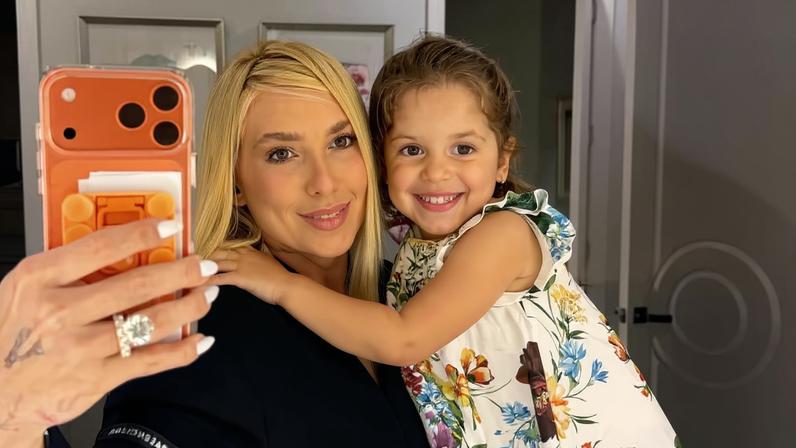 Virginia Fonseca posa com a filha Maria Flor em Orlando, EUA