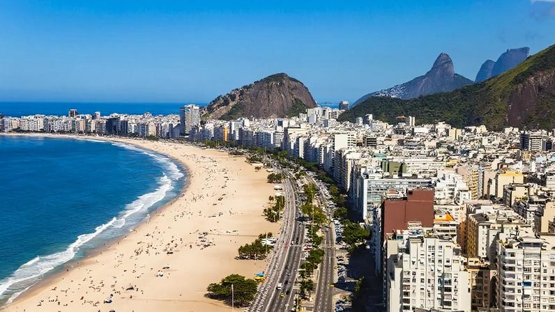 Vista aérea da Praia de Copacabana, na zona sul do Rio de Janeiro