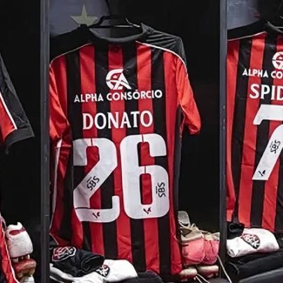 Vitória homenageia Wagner Moura na véspera do Oscar com elenco e camisas