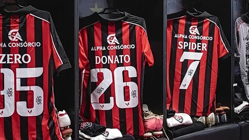 Vitória homenageia Wagner Moura na véspera do Oscar com elenco e camisas