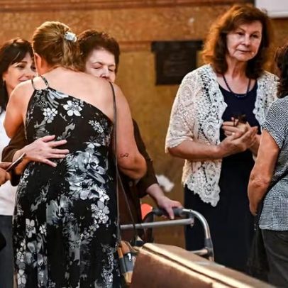 Viúva e irmã de Gerson Brenner se consolam após missa de sétimo dia em SP
