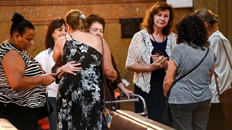 Viúva e irmã de Gerson Brenner se consolam após missa de sétimo dia em SP