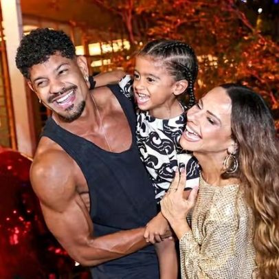 Viviane Araujo comemora 51 anos com família e amigos próximos