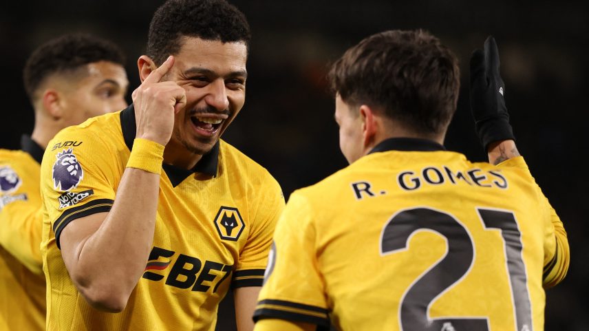 André e Rodrigo Gomes, autores dos gols da vitória do Wolverhampton sobre o Liverpool — Foto: REUTERS