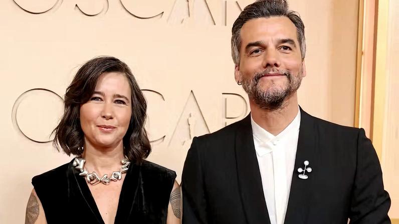 Wagner Moura e a esposa, Sandra Delgado, no tapete do Oscar 2026 — Foto: Getty Images