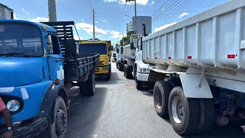 Bairros de Teresina estão sem coleta de lixo; caminhoneiros protestam contra atraso salarial — Foto: Jônatas Miranda/Seeacep