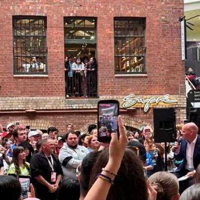 Bortoleto visita shopping antes do GP de Melbourne, reúne fãs