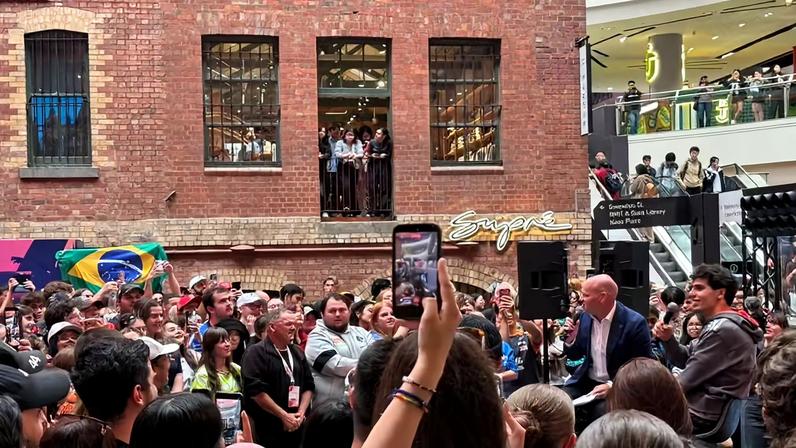 Gabriel Bortoleto atende fãs na Austrália, em evento que antecede o GP que abre a F1 2026 — Foto: Rodrigo França