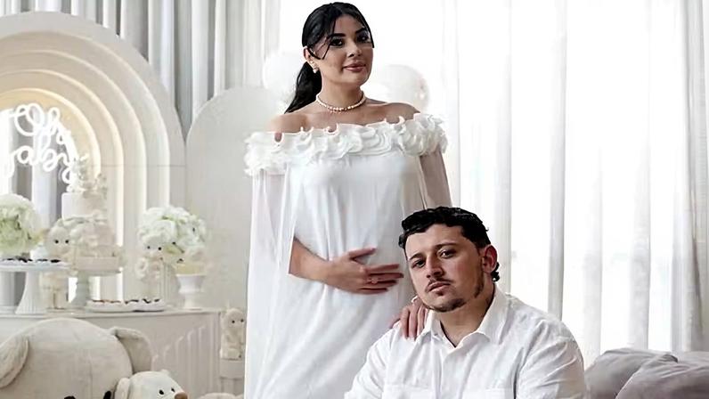 Victin e Giovana Odriozola fazem chá revelação — Foto: Trumpas