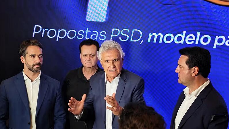Gilberto Kassab e os três pré-candidatos do PSD à Presidência, os governadores Eduardo Leite (RS), Ronaldo Caiado (GO) e Ratinho Júnior (PR) durante evento do partido em SP — Foto: Paulo Gomes/TV Globo