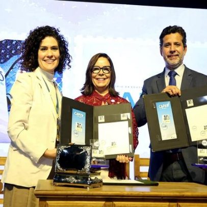 Capes lança selo comemorativo pelos 75 anos