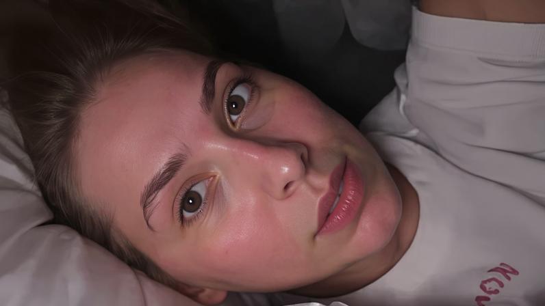 Virginia Fonseca cochila durante escalação de jogadores para amistoso da Seleção