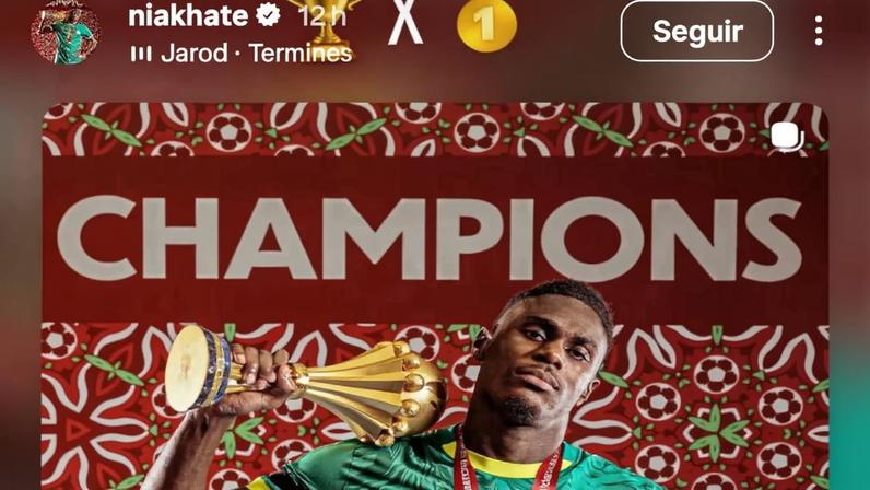 Moussa Niakhaté, de Senegal, posta foto com a taça e a medalha de campeão — Foto: Reprodução / rede social