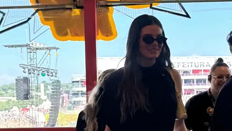 Camila Queiroz curte Lollapalooza ao lado de Klebber Toledo