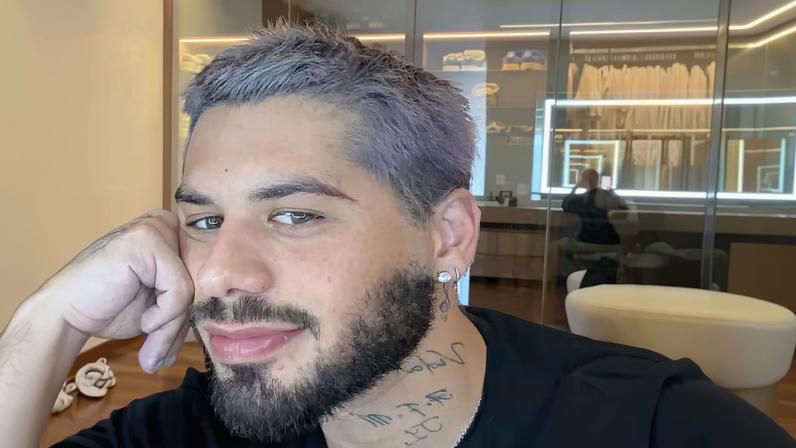 Zé Felipe abandona fios platinados e revela novo visual