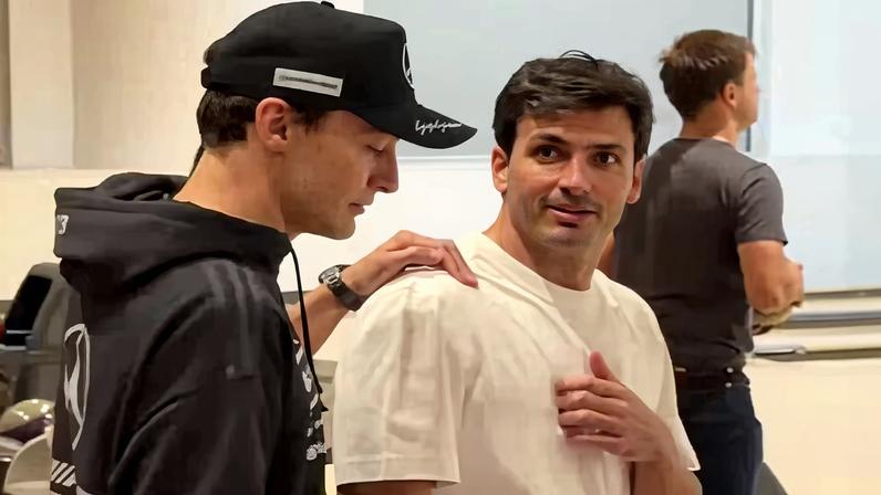 Sainz invade boliche da Mercedes no Japão e mira vaga como mecânico