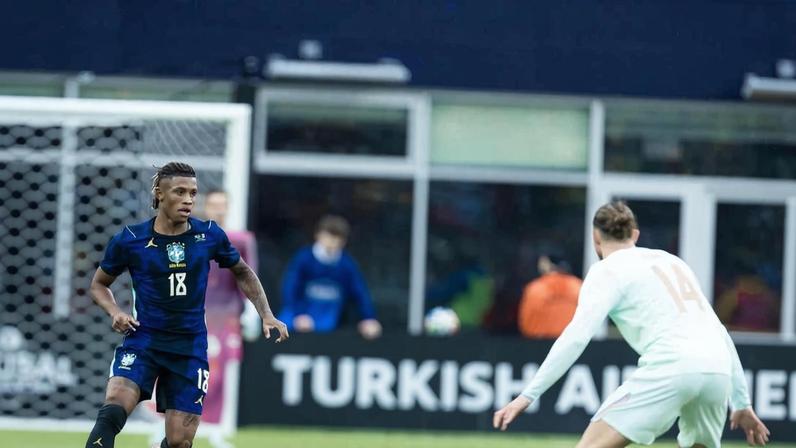 Danilo, do Botafogo, pode atuar como segundo volante pela Seleção