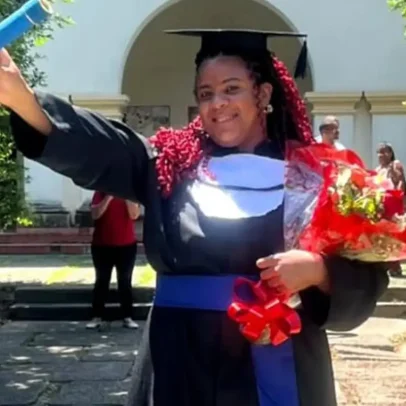 Mulher trans ingressa na universidade 25 anos após abandonar a escola