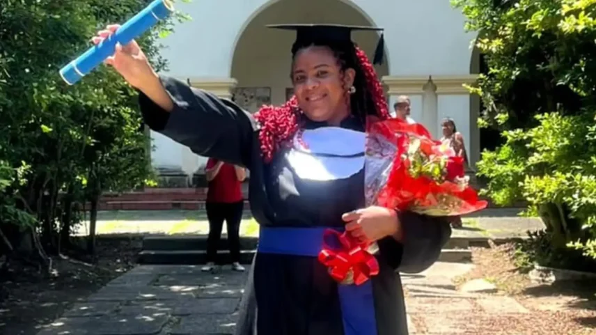 Mulher trans ingressa na universidade 25 anos após abandonar a escola