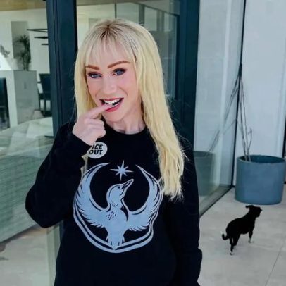 Kathy Griffin troca cabelo vermelho por loiro platinado na era Barbie