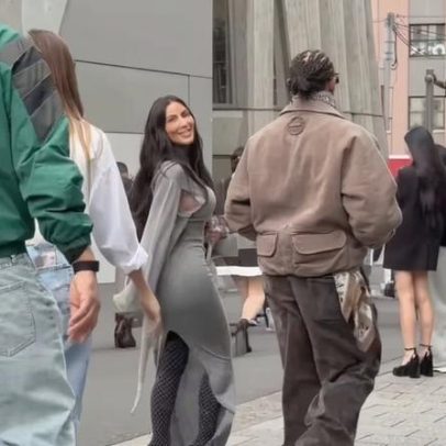 Kim Kardashian sorri para fãs em passeio com Lewis Hamilton em Tóquio