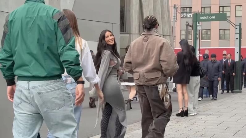 Kim Kardashian sorri para fãs em passeio com Lewis Hamilton em Tóquio