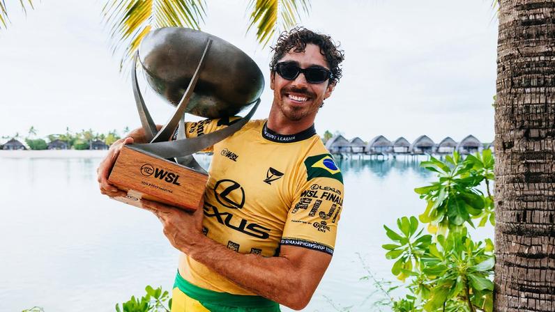 Yago Dora mostra o troféu de campeão mundial de surfe de 2025 — Foto: Ed Sloane/World Surf League
