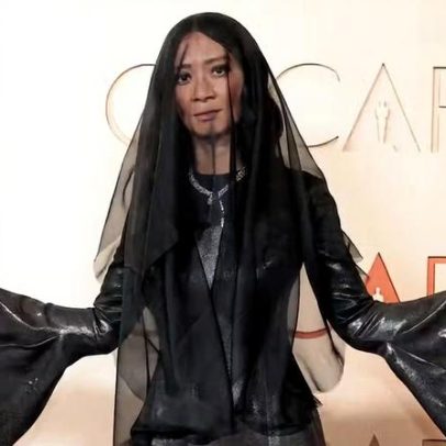 Chloé Zhao, diretora de Hamnet, surge com véu preto no Oscar 2026