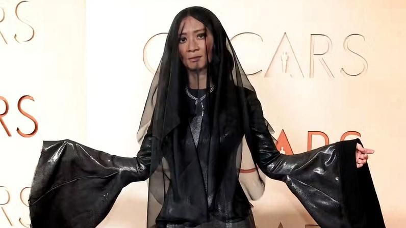 Chloé Zhao, diretora de Hamnet, surge com véu preto no Oscar 2026