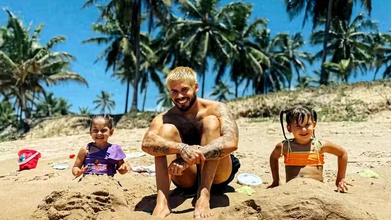 Zé Felipe viaja em família com os filhos após desentendimento com a mãe