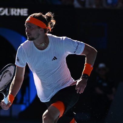 Zverev usa saque poderoso para vencer Berrettini e avança à terceira rodada