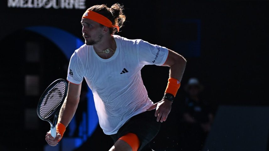 Zverev usa saque poderoso para vencer Berrettini e avança à terceira rodada