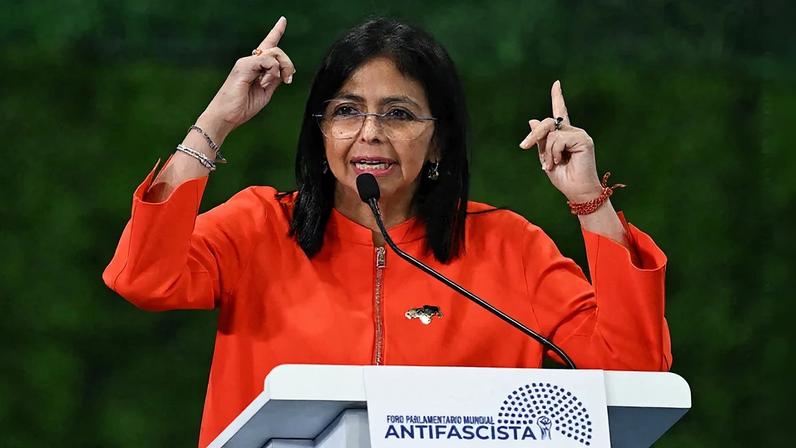 Delcy Rodríguez, vice de Maduro e presidente interina, parece ter topado o roteiro trumpista – Imagem: Juan Barreto/AFP