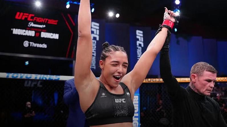 Alice Pereira comemora vitória sobre Hailey Cowan no UFC Vegas 115. (Foto por Jeff Bottari/Zuffa LLC)