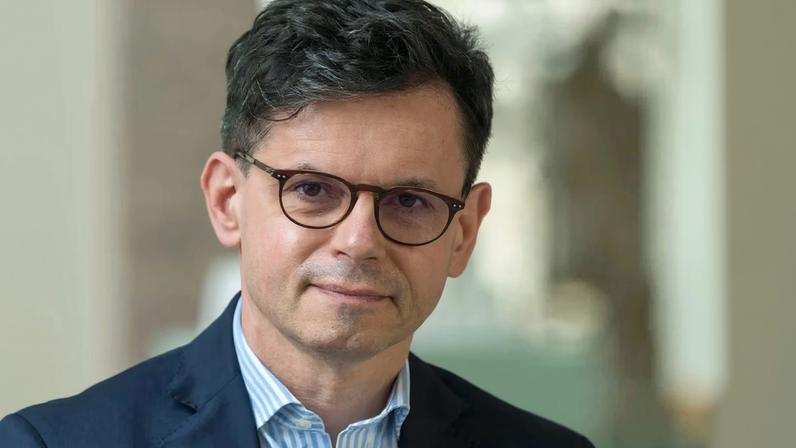 Novo diretor do Louvre assume museu abalado e em recuperação