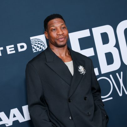 Jonathan Majors cai de janela durante filmagens; equipe deixa set