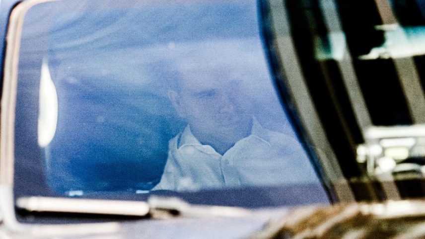 16.abr.2026 - O ex-presidente do BRB (Banco de Brasília) Paulo Henrique Costa é preso pela PF (Polícia Federal) saindo de seu apartamento no Noroeste, em Brasília