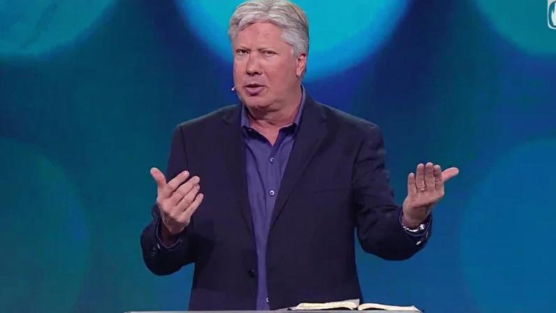 Robert Morris, pastor, se manifesta após deixar a prisão e pede perdão por suas ações.