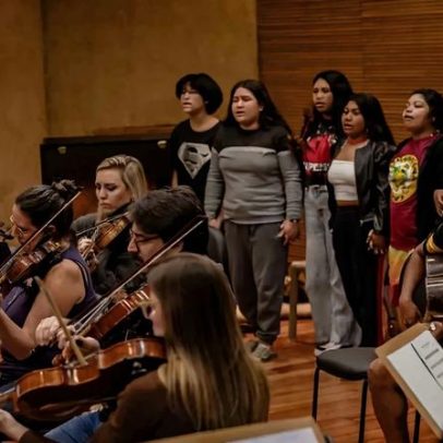 Álbum de cânticos ancestrais reúne coral indígena e orquestra de cordas