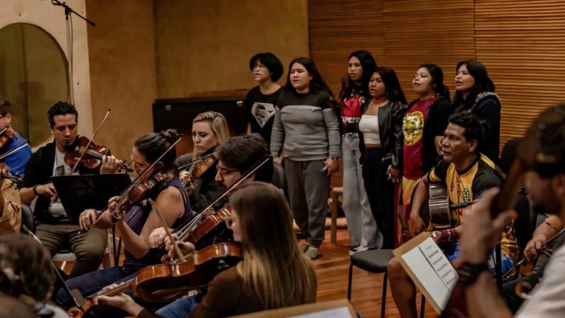 Álbum de cânticos ancestrais reúne coral indígena e orquestra de cordas