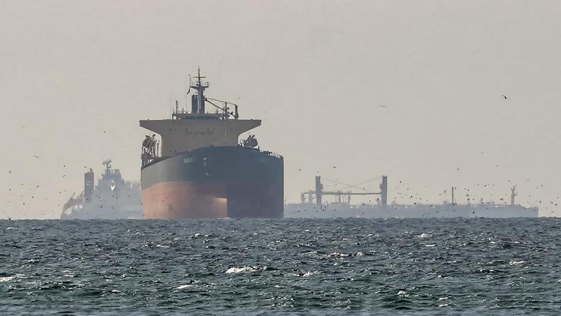 Navios do Japão, França e Omã cruzam o Estreito de Ormuz