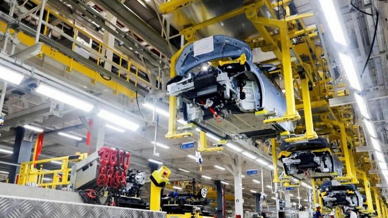 Veículos na linha de produção da nova fábrica de veículos elétricos da BYD no Complexo Industrial de Camacari, na Bahia