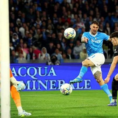 Napoli vence Milan e assume vice-liderança na Serie A