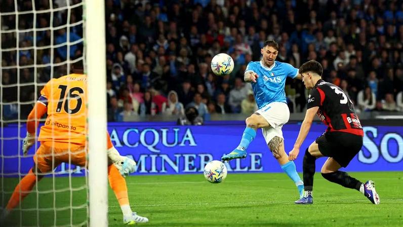 Matteo Politano marca o gol da vitória do Napoli sobre o Milan — Foto: REUTERS/Ciro De Luca
