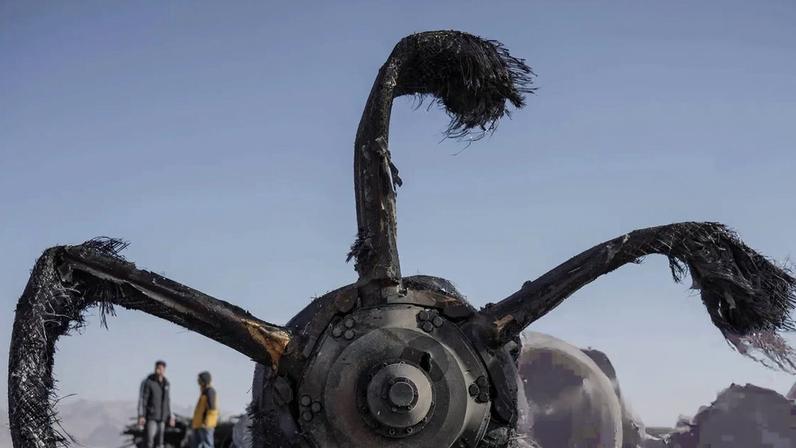 Destroços de avião no local de missão dos EUA no Irã